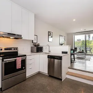 Apartment Elegant & Perfectly Located By Atwater Market By Den Stays