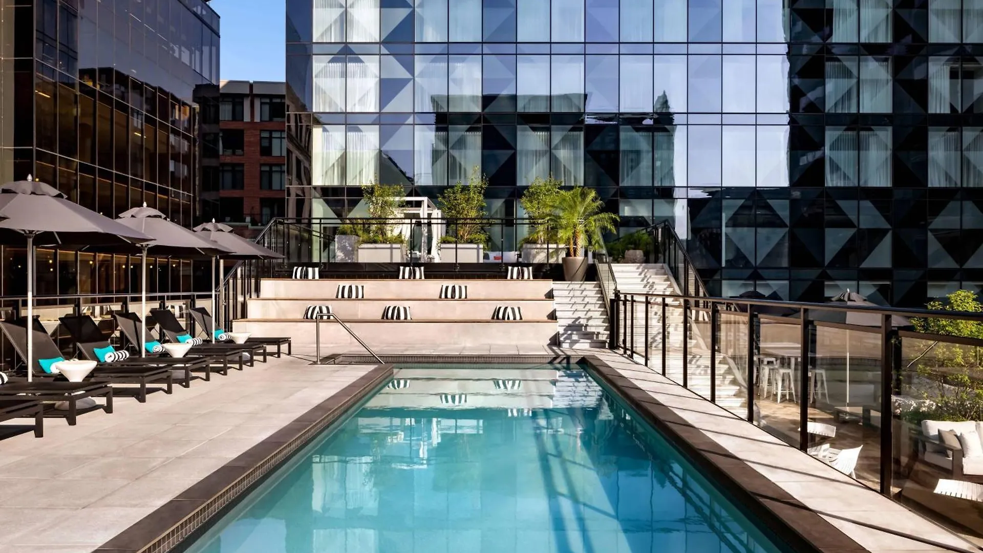 Humaniti Hotel Montreal, Autograph Collection 4*,